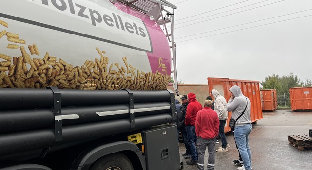 https://depi-prd.s3.amazonaws.com/filer_public_thumbnails/filer_public/14/a3/14a3f710-765f-4fc7-b107-d4d609142cc0/depi_schulung_ante_lkw_gelaende_quer.jpeg__640x350_q90_crop-smart_subject_location-1995%2C1501_subsampling-2.jpg