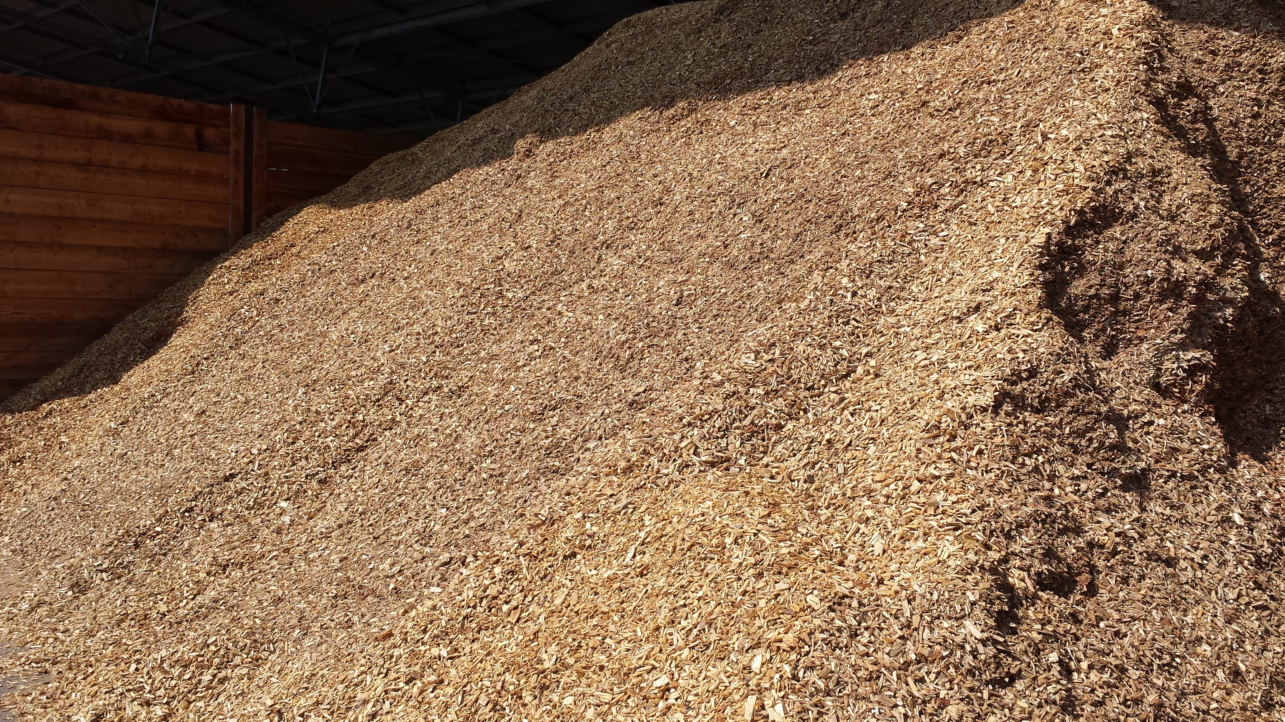 Hackschnitzelhaufen in einem Lager