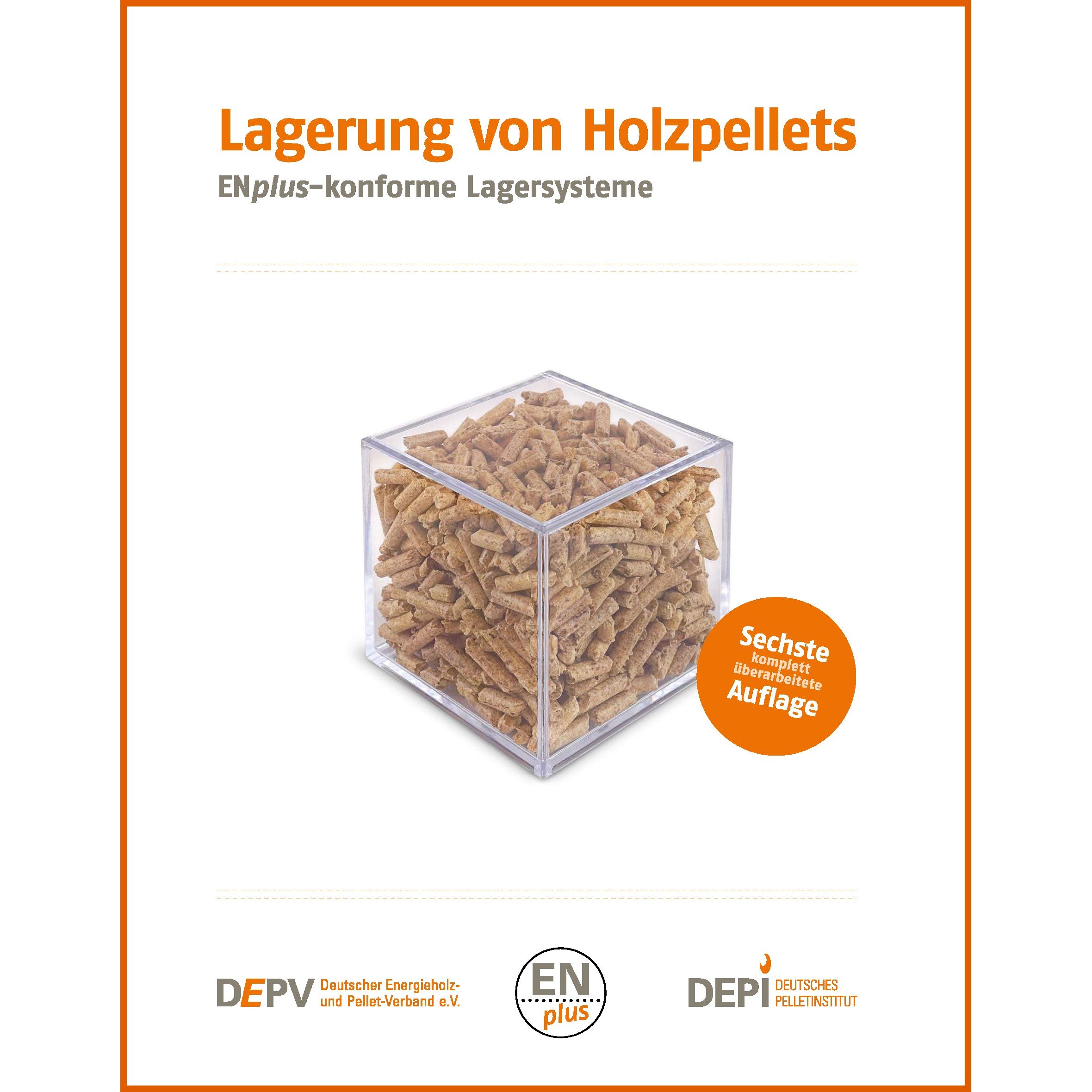 Bild zeigt eine Broschüre mit der Überschrift Lagerung von Holzpellets. In der Mitte ist eins mit Pellets befülltes viereckiger Glaskasten zu sehen. Unten sind die Logos von DEPV, ENplus und DEPI (von rechts nach links) zu sehen.
