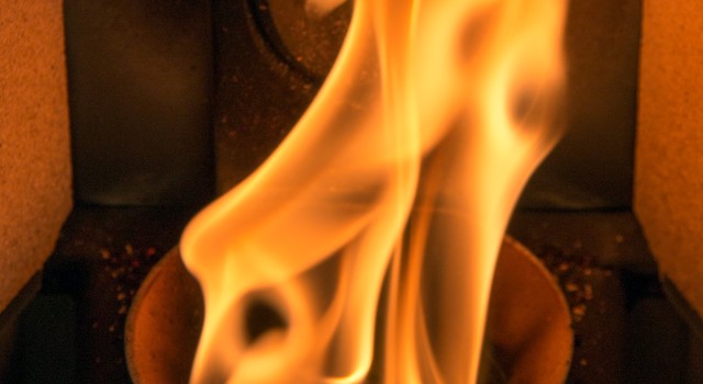 https://depi-prd.s3.amazonaws.com/filer_public_thumbnails/filer_public/b4/c6/b4c63fe0-41ce-4e2f-8222-5a2893ccb8e2/depi_flamme_pelletkaminofen.jpg__640x350_q90_crop-smart_subsampling-2.jpg