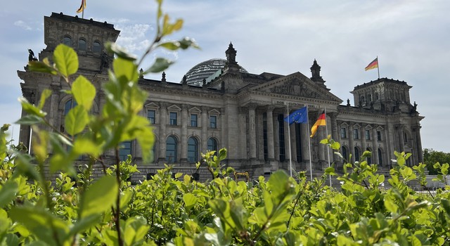 https://depi-prd.s3.amazonaws.com/filer_public_thumbnails/filer_public/c4/1a/c41a820b-9e4a-4c72-b723-bb34ace12c83/depi_reichstag_gesamt.jpg__640x350_q90_crop-smart_subject_location-1995%2C1501_subsampling-2.jpg