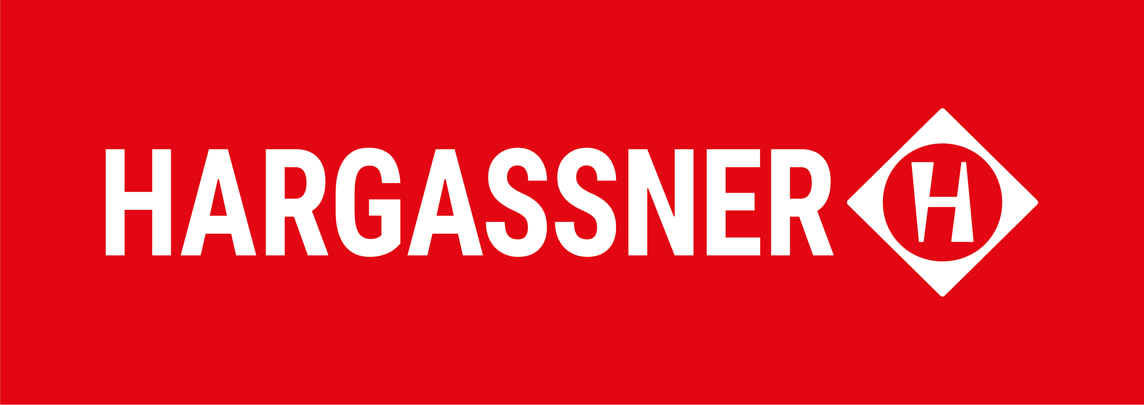 Roter Hintergrund. Darauf steht in weiß in Großbuchstaben "Hargassner". Rechts neben dem Schriftzug ist eine weiße Raute, gefüllt mit einem rotem Kreis, indem sich ein weißes "H" befindet.
