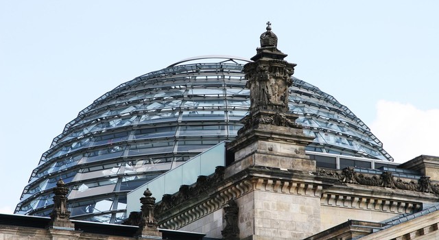 https://depi-prd.s3.amazonaws.com/filer_public_thumbnails/filer_public/e5/85/e585a778-07d9-4224-b9c7-13aee8a7dc66/pixabay_bundestag3.jpg__640x350_q90_crop-smart_subject_location-945%2C630_subsampling-2.jpg